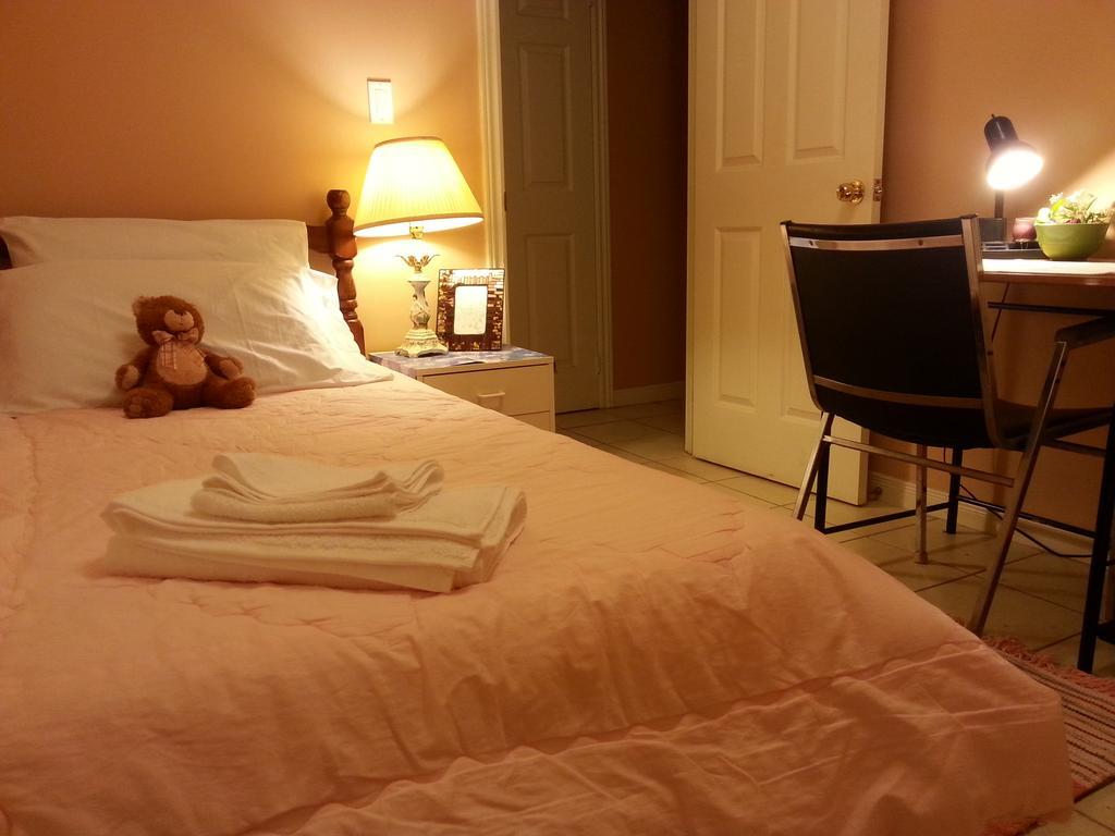 Maria'S Homestay Thornhill Room photo