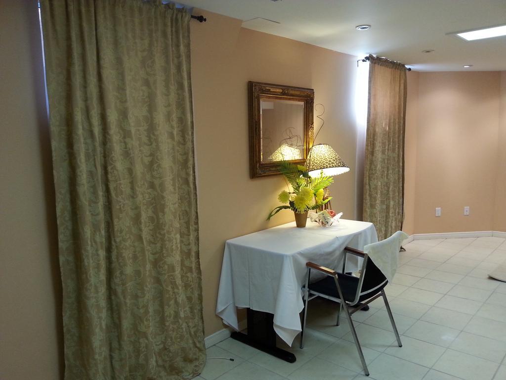 Maria'S Homestay Thornhill Exterior photo